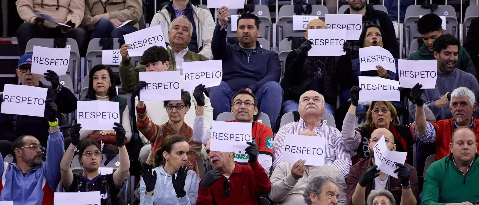 La afición del Covirán pidió respeto a los colegiados. / FERMÍN RODRÍGUEZ